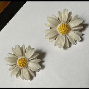 Vintage Sarah Coventry White Daisy Flower Clip On Earrings Signed